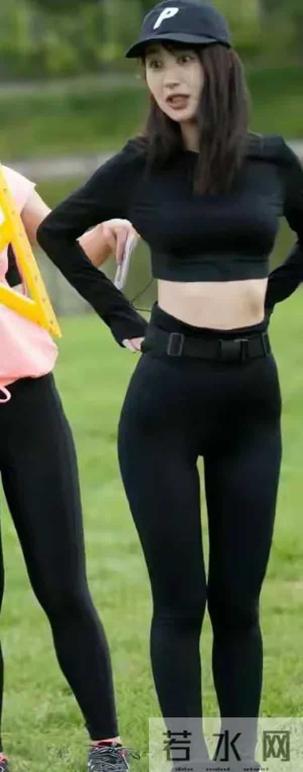 李菲儿瑜伽裤穿搭，这腿！这腰！黄金三围可不是吹的！