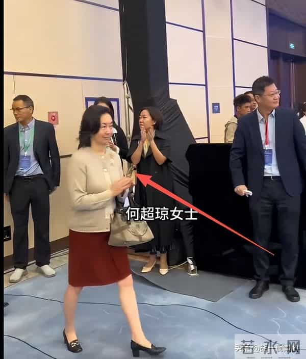 何超琼海口开幕偶遇,生图眼袋凸出显疲惫,灰毛衣小短裙超接地气