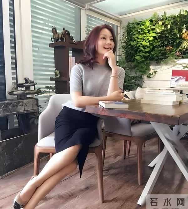 央视女神主持43岁未婚,气质碾压董卿,曾与成龙传绯闻