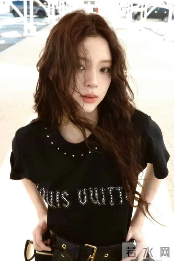 欧阳娜娜现身阿布扎比亚斯！修身皮上衣+长裤，甜妹变“酷姐”