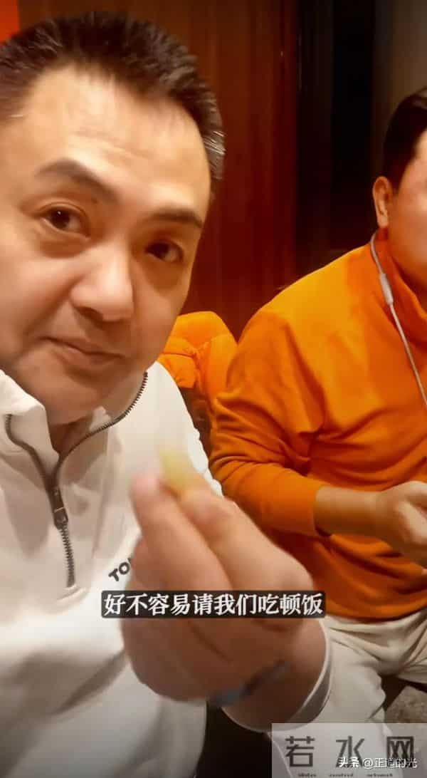 饰演肖剑 55岁朱宏嘉头发花白 胖到200斤 和张晞临吃饭 只能请起糖蒜
