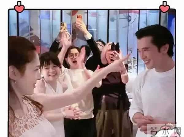 邱泽许玮甯日本度假被偶遇，二人造型引热议，网友：全靠颜值撑着