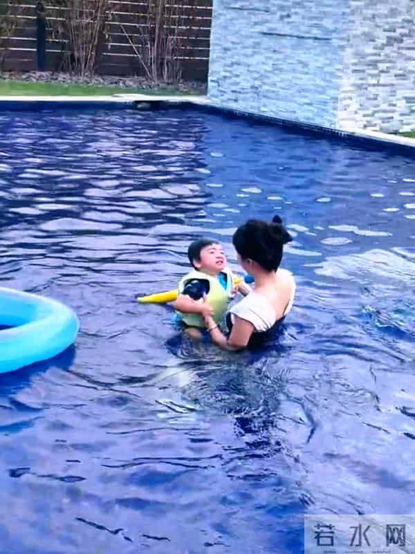 李念和两个儿子在自家豪宅泳池游泳,三胎儿子正脸曝光