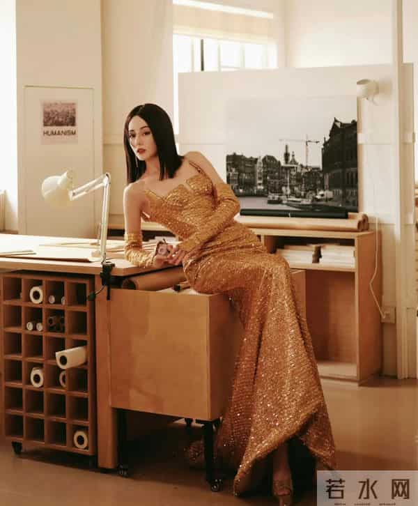 金蛇觉醒!热巴红毯化身美杜莎,腰臀比惊呆全网~