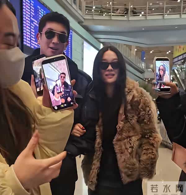 45岁霍思燕现身机场，貂皮配皮靴子老土显矮，杜江打扮的像个大爷