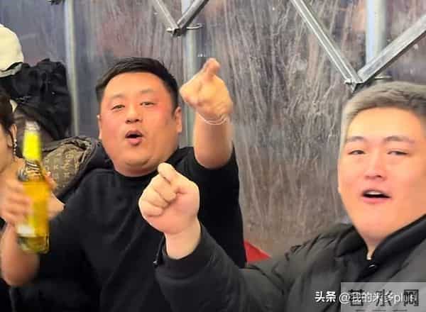 赵本山儿子请客吃砂锅，赵一楠染一头黄发，宋晓峰喝到脸泛红