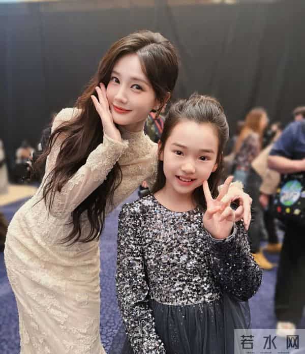 尖叫之夜众星云集,小酒窝却成最大赢家,晒17张明星合影出尽风头