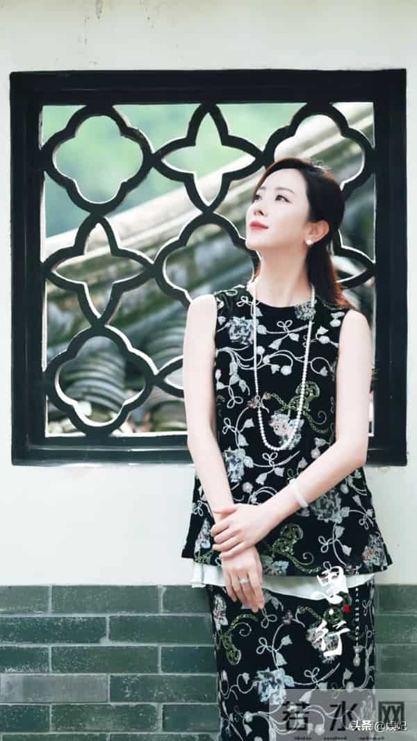 39岁李思思晒游玩穿搭：刺绣背心+半身裙，优雅从容，嫩得像28岁