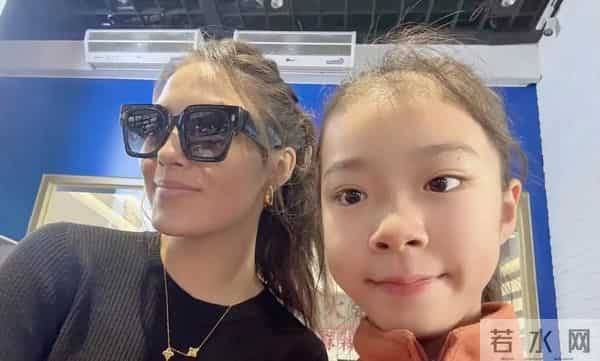 谷爱凌现身张家口一家餐厅吃饭,她身材凹凸有致,脸瘦成了瓜子脸