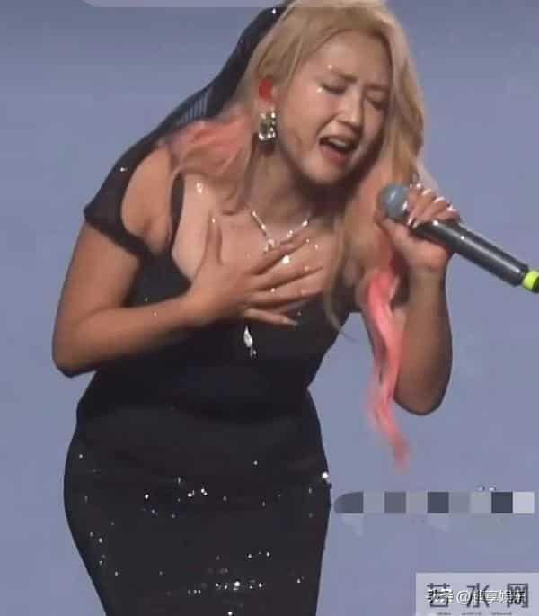 何洁穿鱼尾裙被骂土,背后是四个孩子要养,没人替她扛