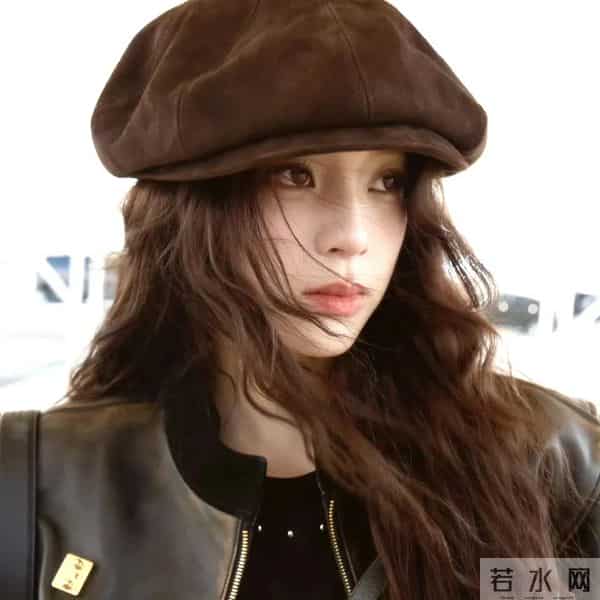 欧阳娜娜现身阿布扎比亚斯！修身皮上衣+长裤，甜妹变“酷姐”