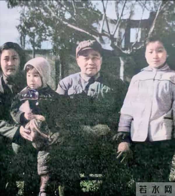 王近山的一张全家福,小二十岁妻子容貌清秀,一家人颜值太高了!