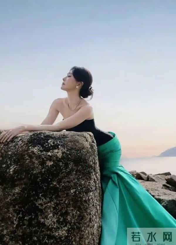 秦岚亮相2025尖叫之夜,黑绿长裙造型美如人鱼,腰臀比惊人