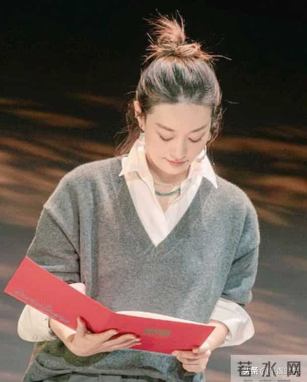 马伊琍回母校上戏参加80年校庆，她穿着白衬衫外搭羊毛衫，好干练