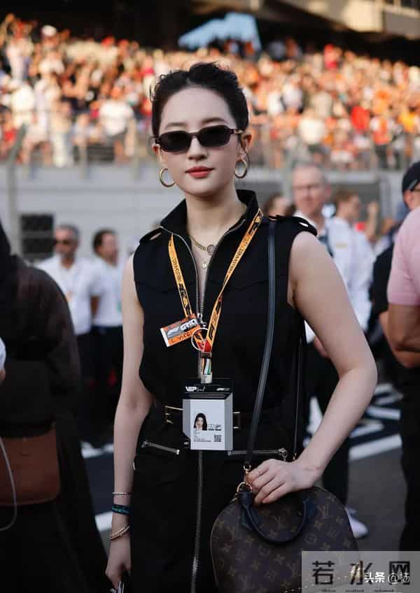 刘亦菲现身阿布扎比观赛F1!高马尾 连衣裙 切尔西靴亮相,帅气女郎