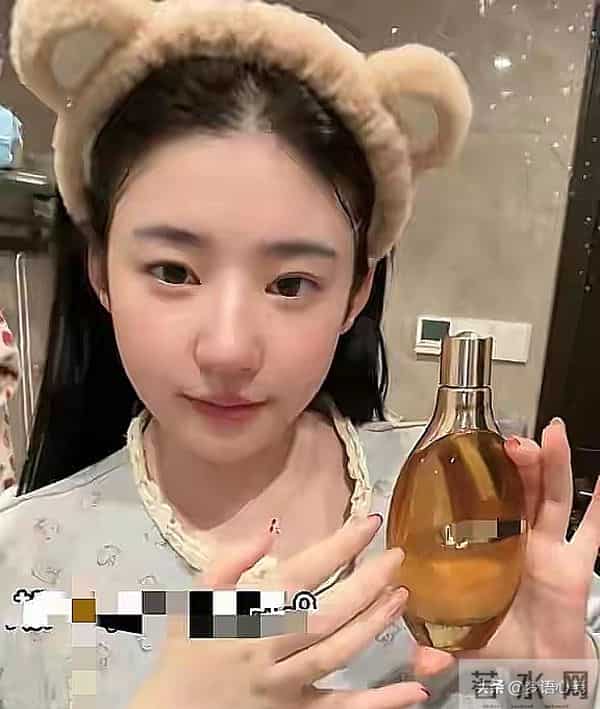 带娃就诊遭抓拍,黄一鸣女儿名字流出,网友:王思聪亏大了