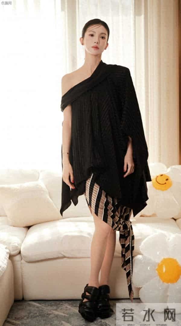 金晨穿细高跟坐在地毯上展示笔直修长的美腿