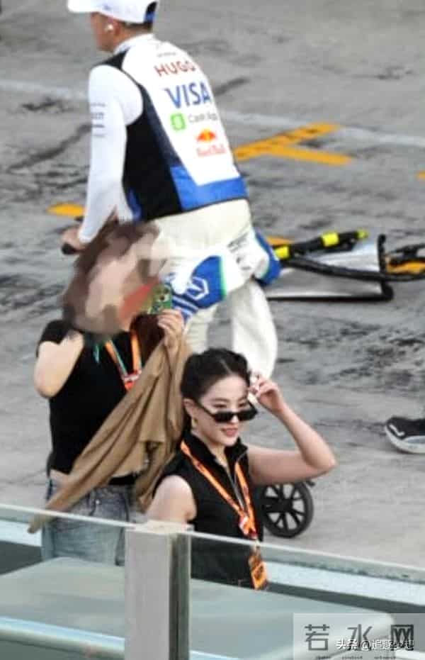 刘亦菲现身阿布扎比观看比赛,扎高马尾戴墨镜又飒又美气场好强大