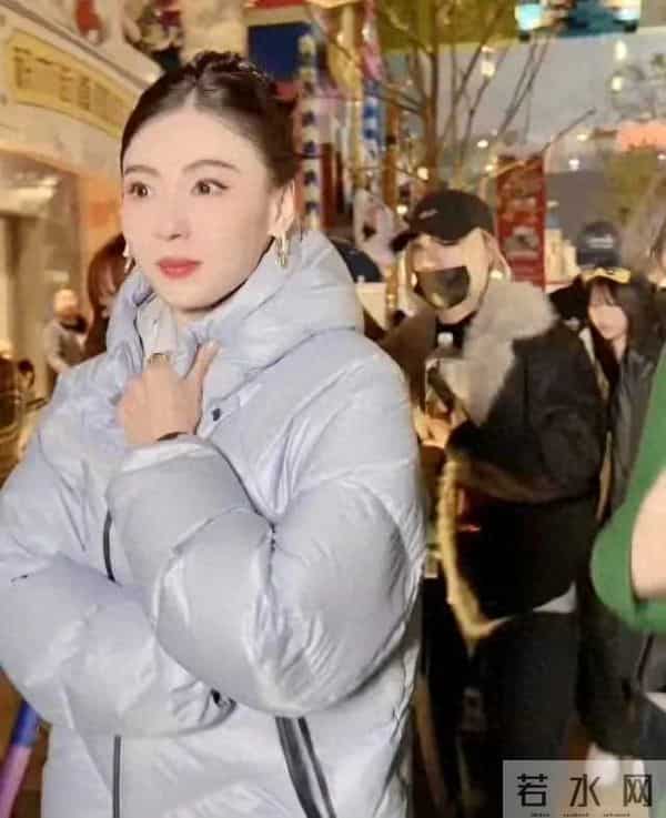 45岁张柏芝在上海街边被偶遇,她穿着羽绒服,脸蛋圆润,皮肤细腻