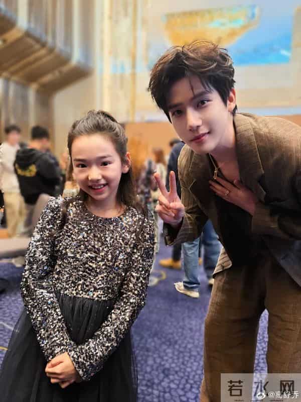 董璇9岁女儿小酒窝现身尖叫之夜!和“17位”顶流亲密合影 太爽了