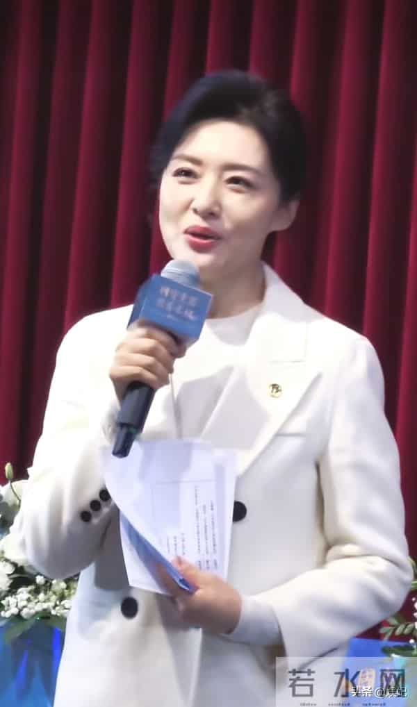 57岁周涛现身哈尔滨:白西装+阔腿裤,端庄大气,状态好得像35岁