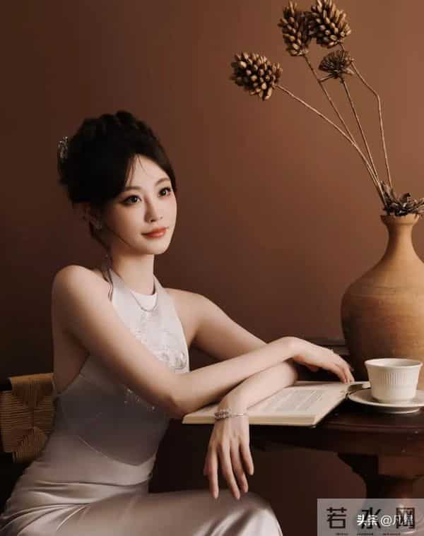 祝绪丹，身穿紧身拖尾旗袍礼服，端庄大方