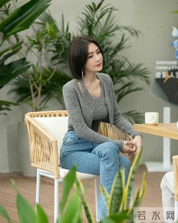 46岁秦岚也爱“赶时髦”，灰色打底衫+牛仔裤，配上短发真有气质