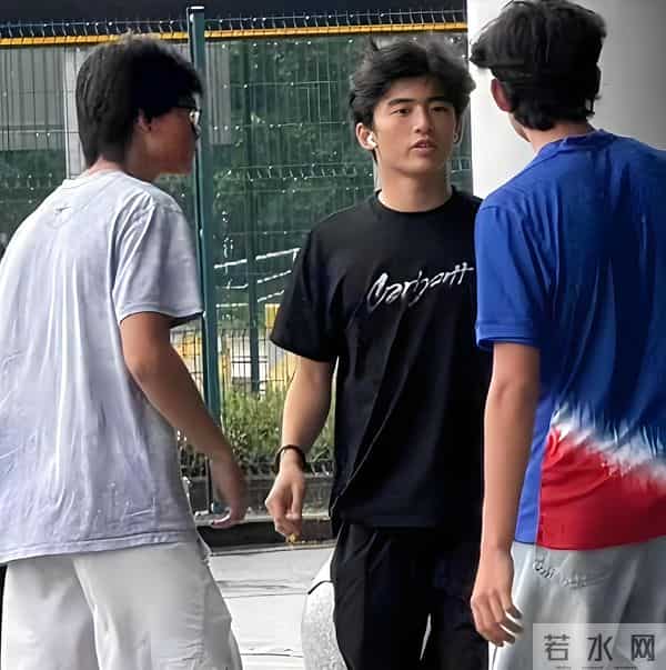 张柏芝儿子18岁马场亮相,西装造型秒变成熟男人!比谢霆锋还稳重