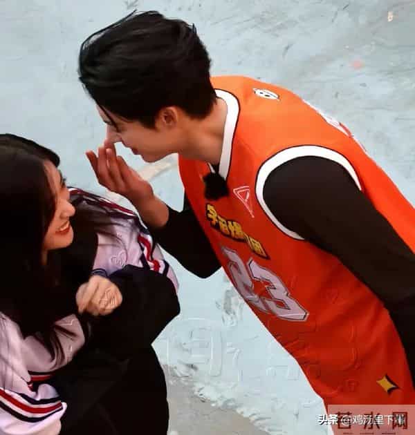 沈月突袭王鹤棣家炸串店:素颜裹酱干饭,棣爸塞袋投喂才是真售后