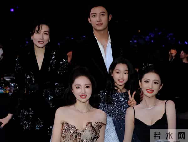 董璇跟杨幂梁洁沈月合影，张凌赫黄景瑜同框，小酒窝同步出席！