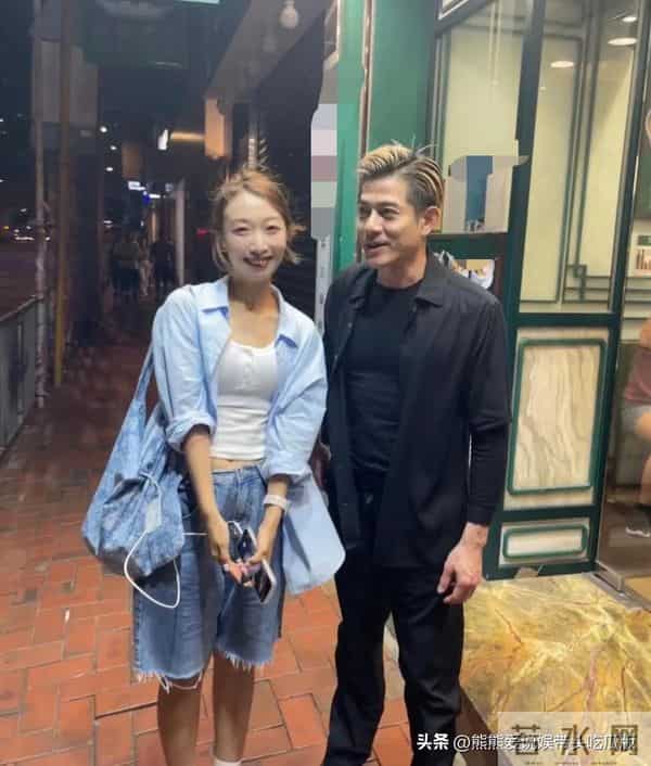 60岁郭富城在香港铜锣湾街边被偶遇，个子很矮，目测还不到1.7米