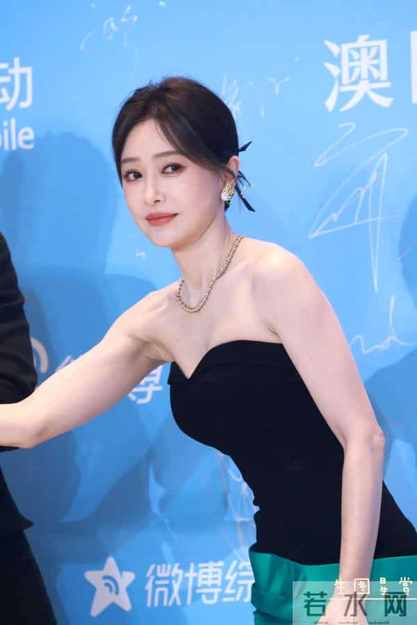 秦岚性感抹胸礼服,姿势太妖娆了