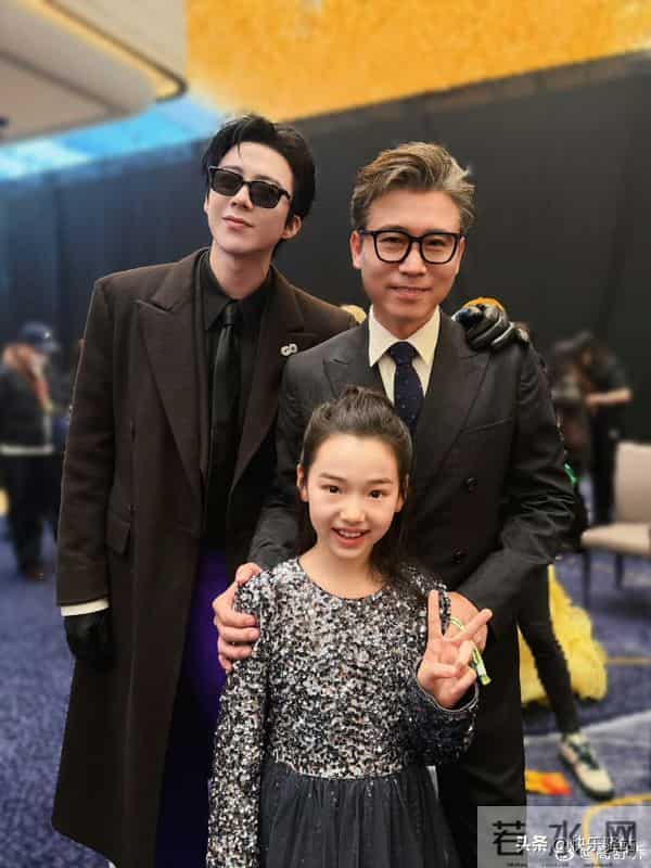 好羡慕！董璇女儿小酒窝一口气晒17张合影，数位明星主动贴脸合照