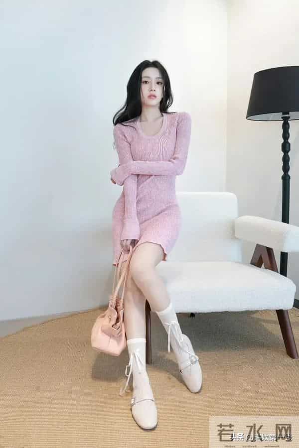 包上恩粉色毛衣裙写真:甜美与性感的完美碰撞