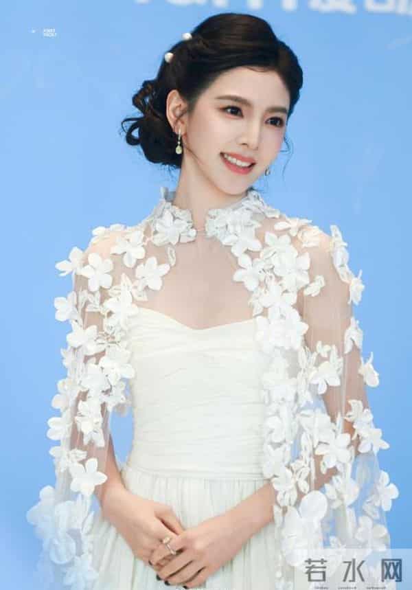 章若楠新造型美出圈:这张 “校花脸”,怎么越来越有 “贵气”