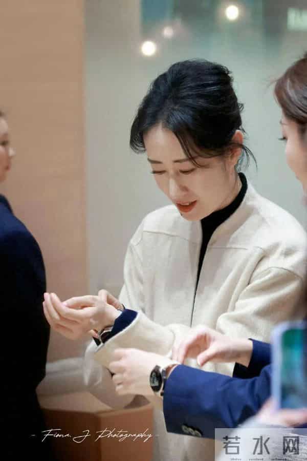 刘敏涛穿出了70后想要高级感!白色大衣黑色打底衫牛仔裤,时髦!