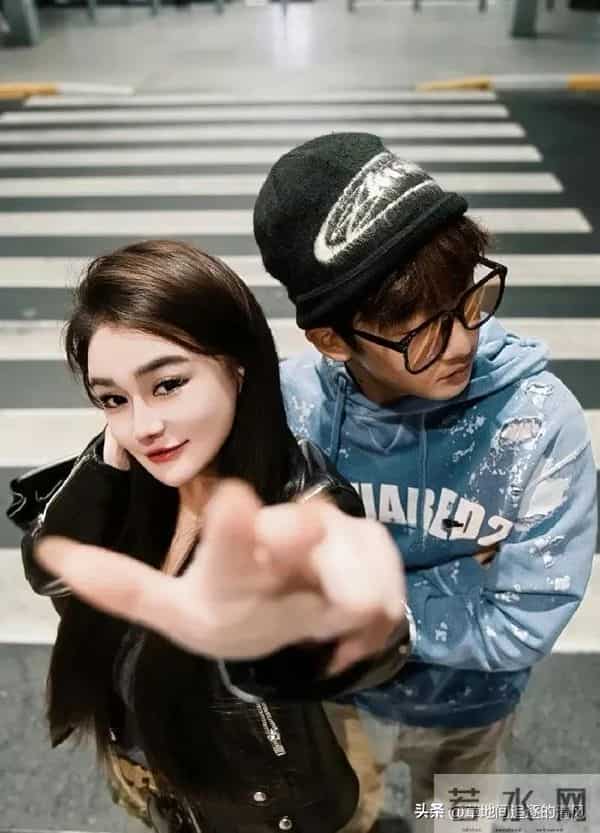 冉莹颖晒出和儿子合影，轩轩都长这么大了，完全就是个帅气的小伙