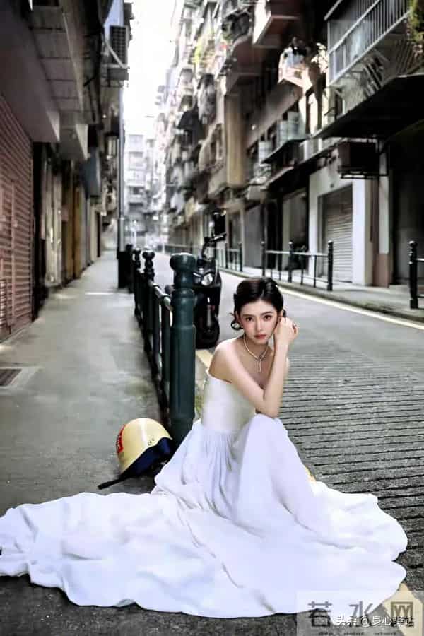 章若楠最新写真实锤“清纯天花板”！白裙阳光下甜笑，这状态好美