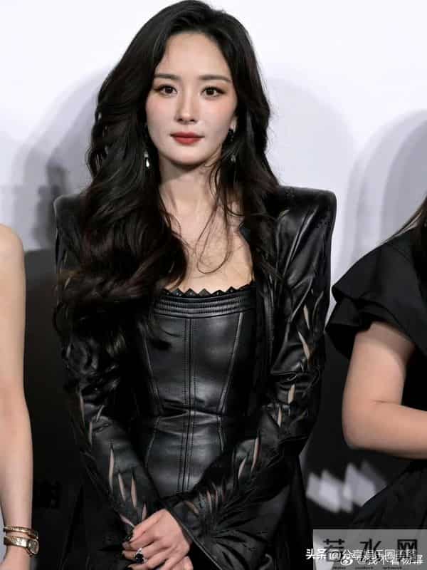 杨幂:皮裙大波浪,成熟且大气