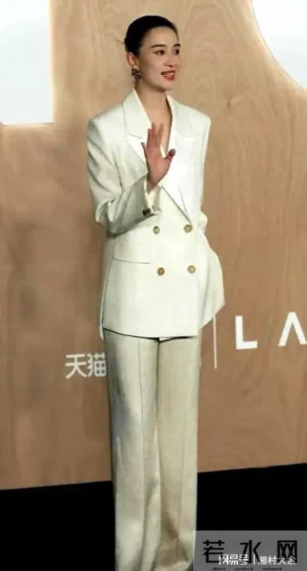 当45岁宋佳与45岁张柏芝站在一起！我才明白什么叫顶级自律