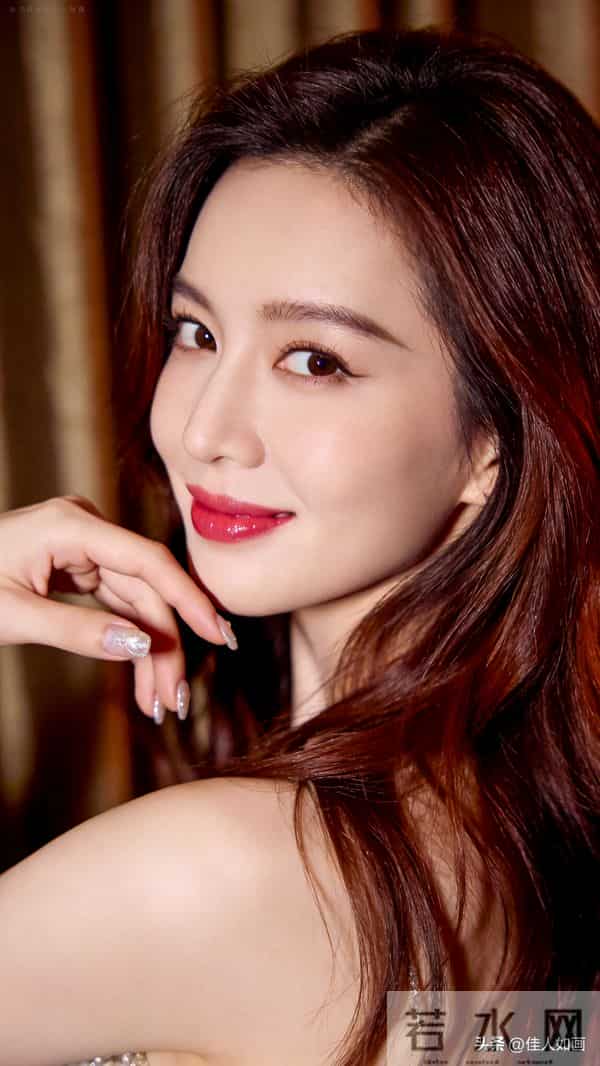 红棕长发配柔光灯，甜妹优雅气质藏不住