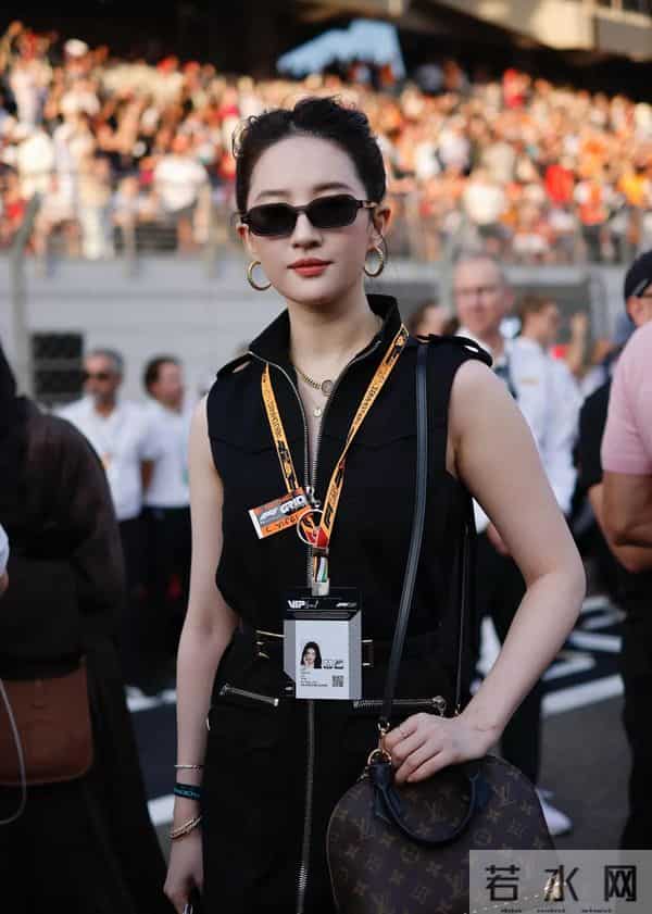 刘亦菲现身F1赛场,颜值依然惊艳,只是被颈纹和拜拜肉抢了镜