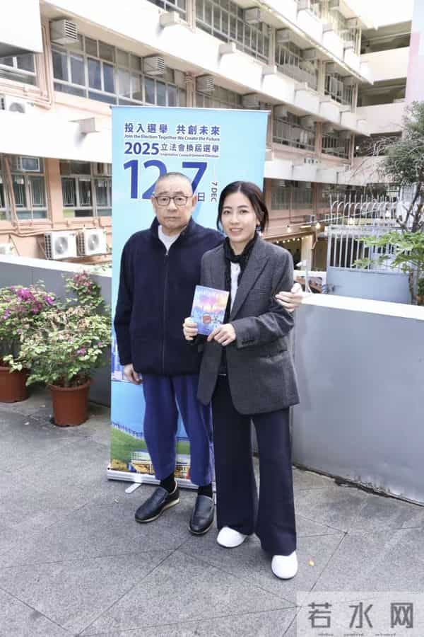 刘銮雄坐轮椅现身，和甘比十指紧扣很有夫妻相，保镖搀扶隔白毛巾
