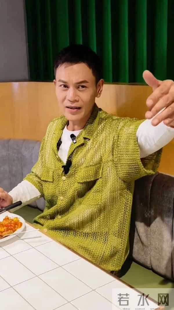 49岁前TVB男星疑不满被偷拍，用手指住拍摄者：我问你做什么呀