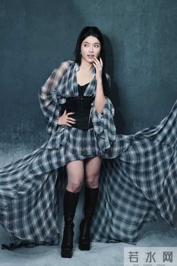 庄心妍脚踩黑色长筒靴写真，又酷又美