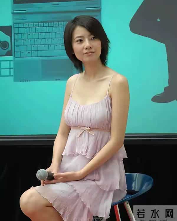 高圆圆早期活动现场那时的她确实是清纯的代名词笑容甜美宛如初恋