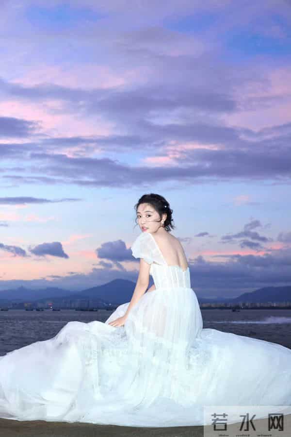 吴倩一组海边写真大片 穿白色蕾丝透视裙好清纯