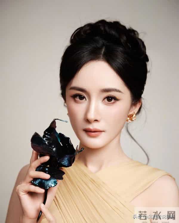 杨幂香槟金礼裙出镜,冷艳气质藏不住了