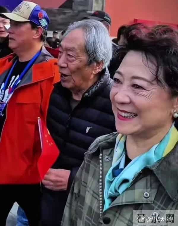 她不顾家人反对，执意嫁给大37岁的王奎荣，如今42岁过得怎样了