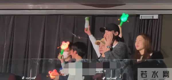 40岁陈妍希带娃追星现场萌翻 娃娃脸依旧 儿子和吴京孩子同框像兄弟